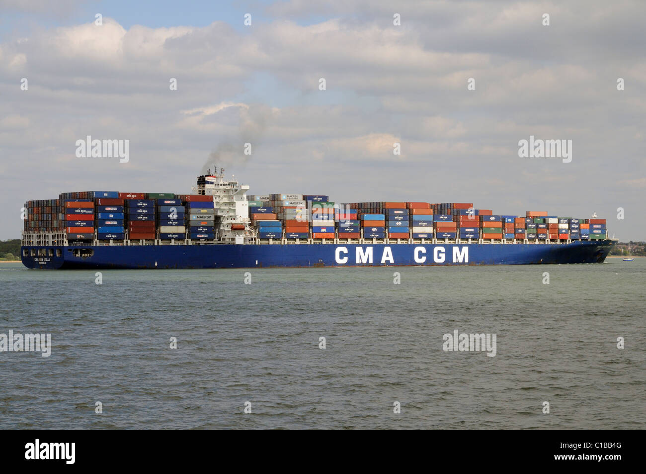 Le CMA CGM Otello navire transporteur de conteneurs au départ du sud de l'Angleterre Southampton UK Banque D'Images