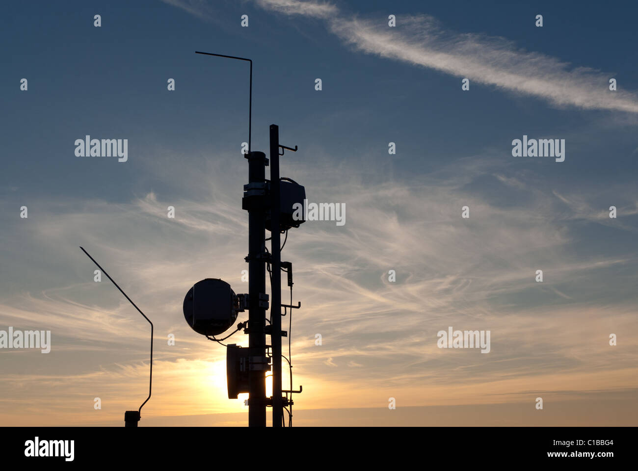 Mât d'antenne de téléphone cellulaire sur le toit Banque D'Images