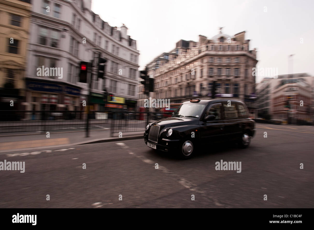 London taxi noir passé accélération Banque D'Images
