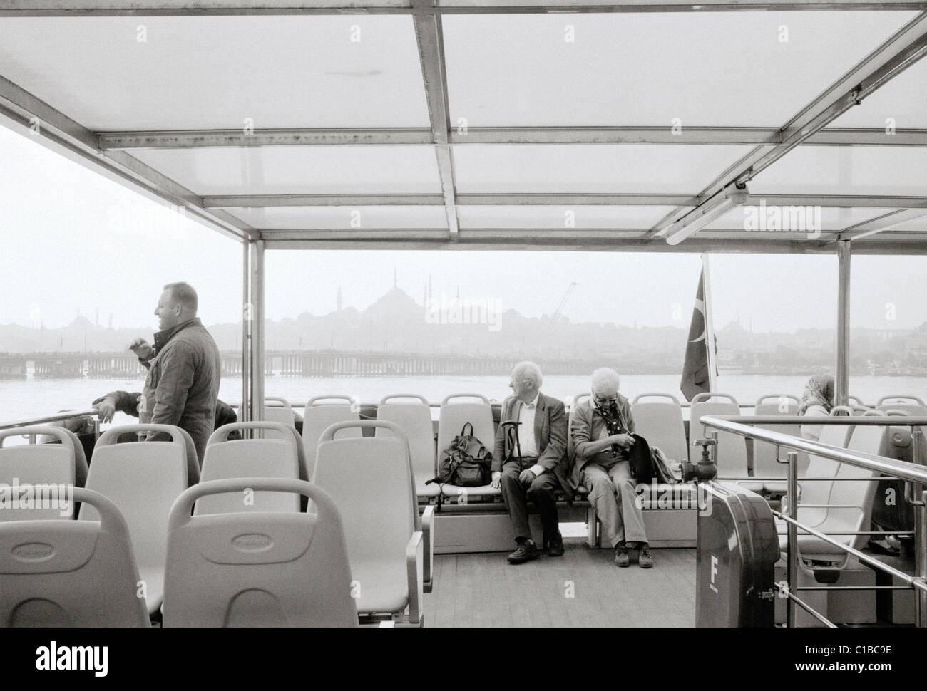 Les touristes sur un ferry jusqu'à la Corne d'or à Istanbul en Turquie. Banque D'Images