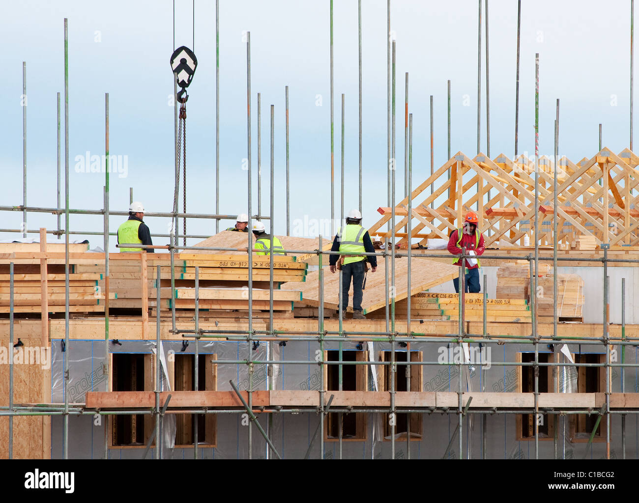 Entrepreneurs au travail sur le logement sur un site de construction, Cornwall, uk Banque D'Images