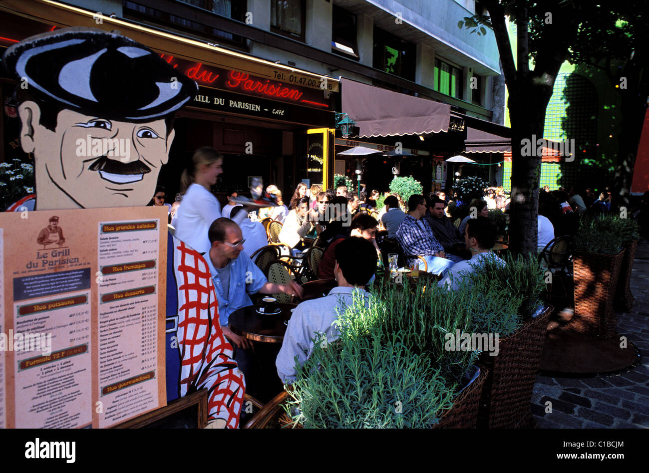 France, Paris, café à l'extérieur dans le quartier branché de la rue Oberkampf Banque D'Images