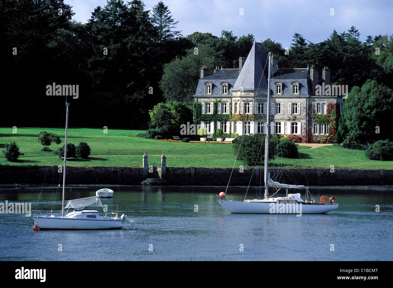 La France, Finistère, le château de Kerouzien au bord de l'Odet (région de Quimper) Banque D'Images