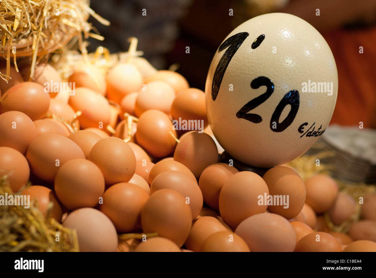 Les oeufs, le Mercado de San Jose, Barcelone, Espagne. Banque D'Images