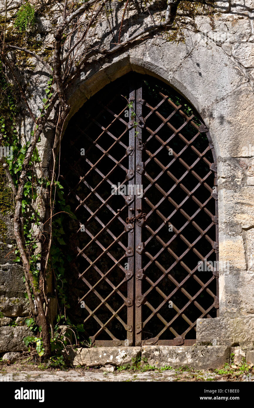Une vieille porte en fer forgé, d'une calandre à Saint-Cirq-Lapopie  (France). Porte constituée d'une grille en fer fer forgé Photo Stock - Alamy