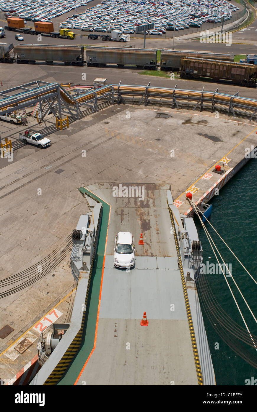 L'expédition des automobiles Nissan Tiide dans le port de Veracruz, Mexique à destination du Moyen-Orient. Banque D'Images