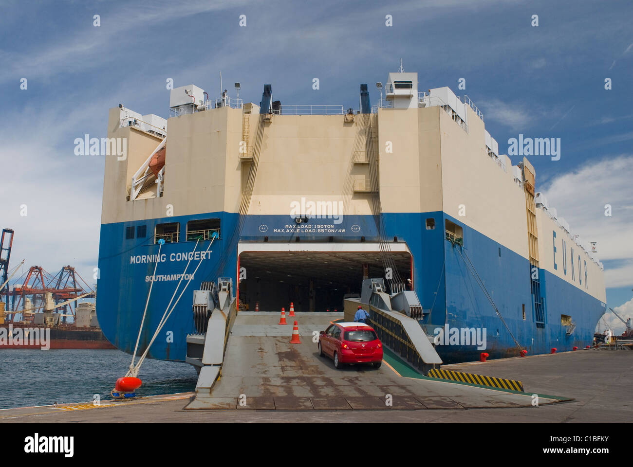 L'expédition des automobiles Nissan Tiide dans le port de Veracruz, Mexique à destination du Moyen-Orient. Banque D'Images