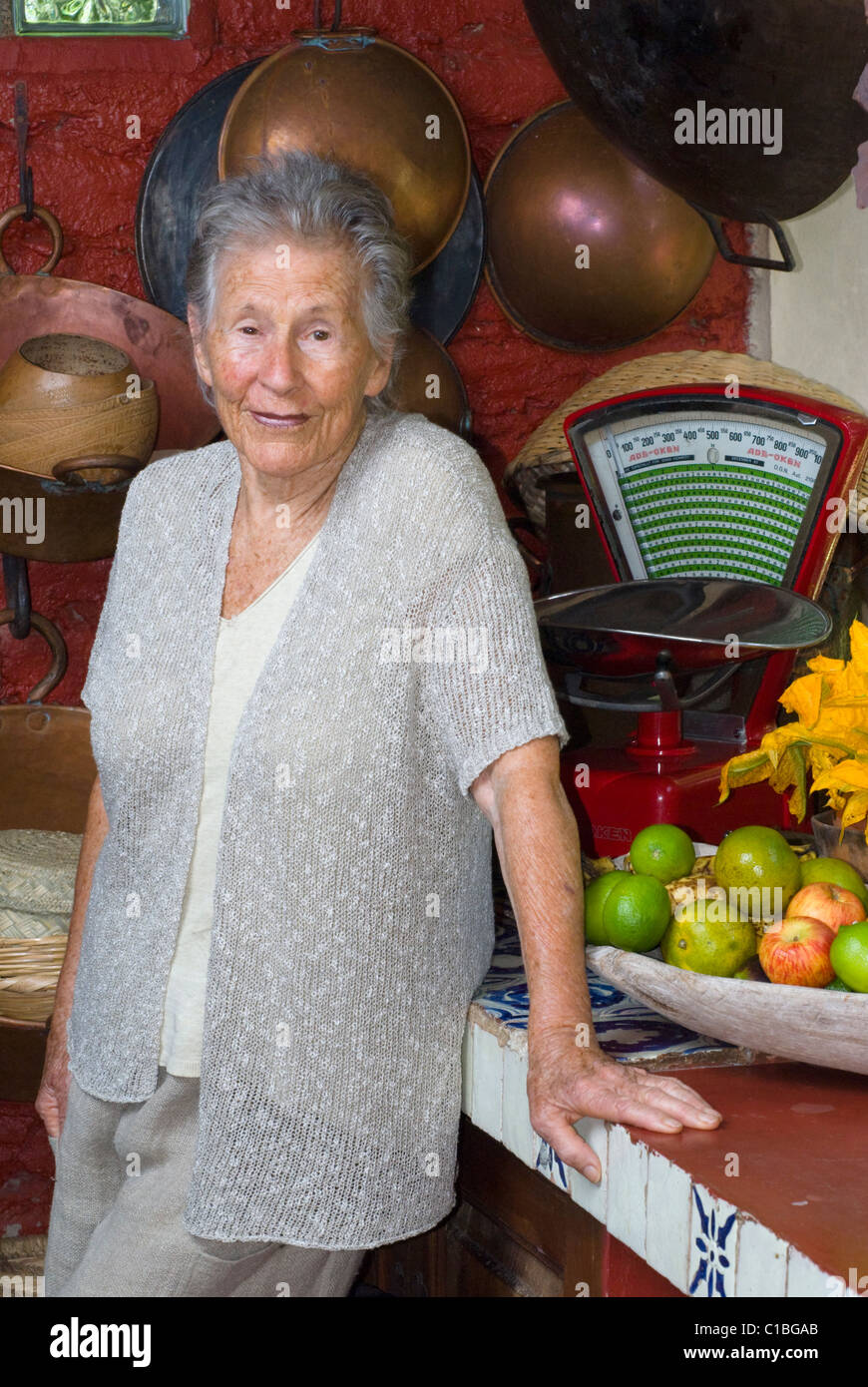 Diana Kennedy, l'autorité mondiale sur la cuisine mexicaine, dans sa cuisine à Zitácuaro, Michoacán, Mexique. Banque D'Images