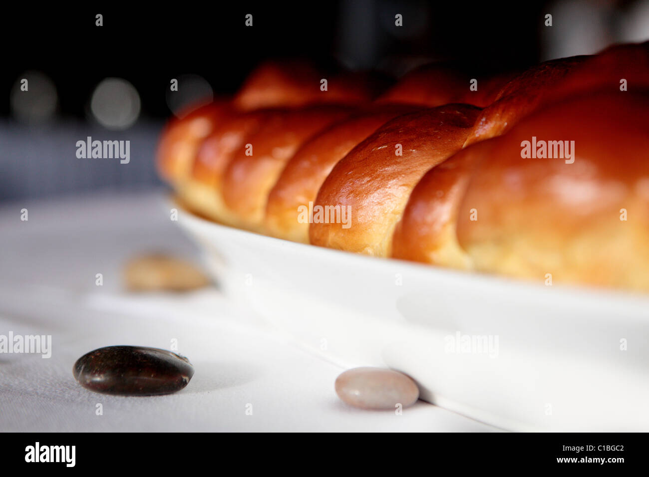 Pain traditionnel juif CHALA de cérémonie de mariage près de l'alimentation à la Boulangerie Boulangerie TABLE REPAS PLAQUE LINEN Banque D'Images