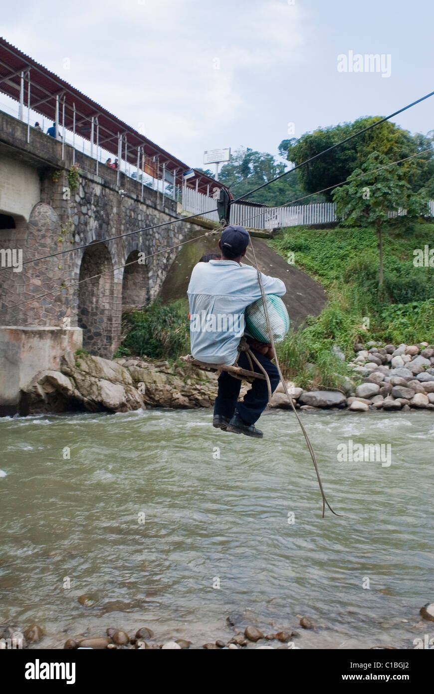 Une ligne avec un zip primitive assise en bois sert à déplacer des personnes et des marchandises du Guatemala au Mexique au cours de la rivière Suchiate. Banque D'Images