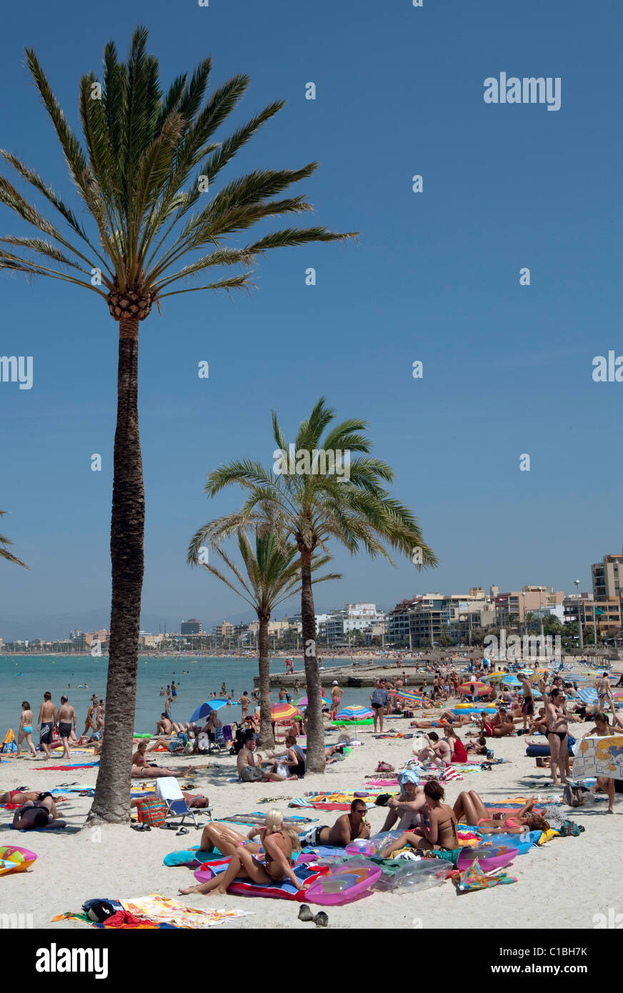Les gens sur la plage à Palma de Majorque Playa de Palma Espagne Baléares Arenal Banque D'Images