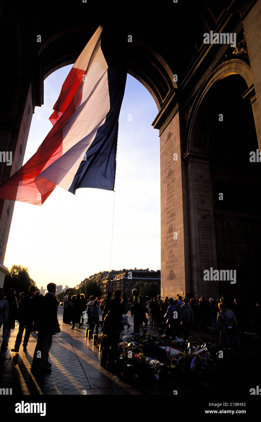 France, Paris, flamme du soldat inconnu sous l'Arc de Triomphe (Arc de Triomphe) Banque D'Images