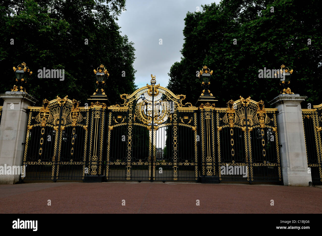 London,gate au Buckingham Palace Gardens Banque D'Images