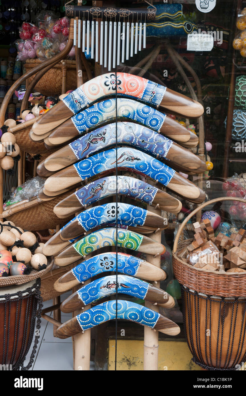 Détournement culturel d'art aborigène australien fake boomerangs réalisés à Bali Indonésie Banque D'Images