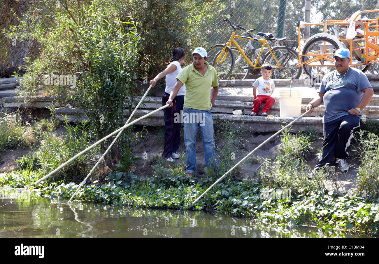 Les mexicains de la pêche dans les canaux de Xochimilco Mexico Mexique Banque D'Images