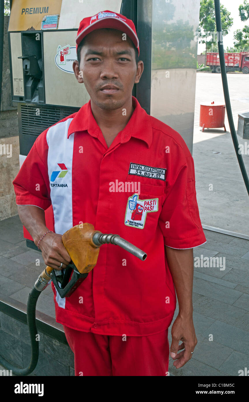 Préposé en uniforme à la station-service Pertamina à Bali en Indonésie Banque D'Images