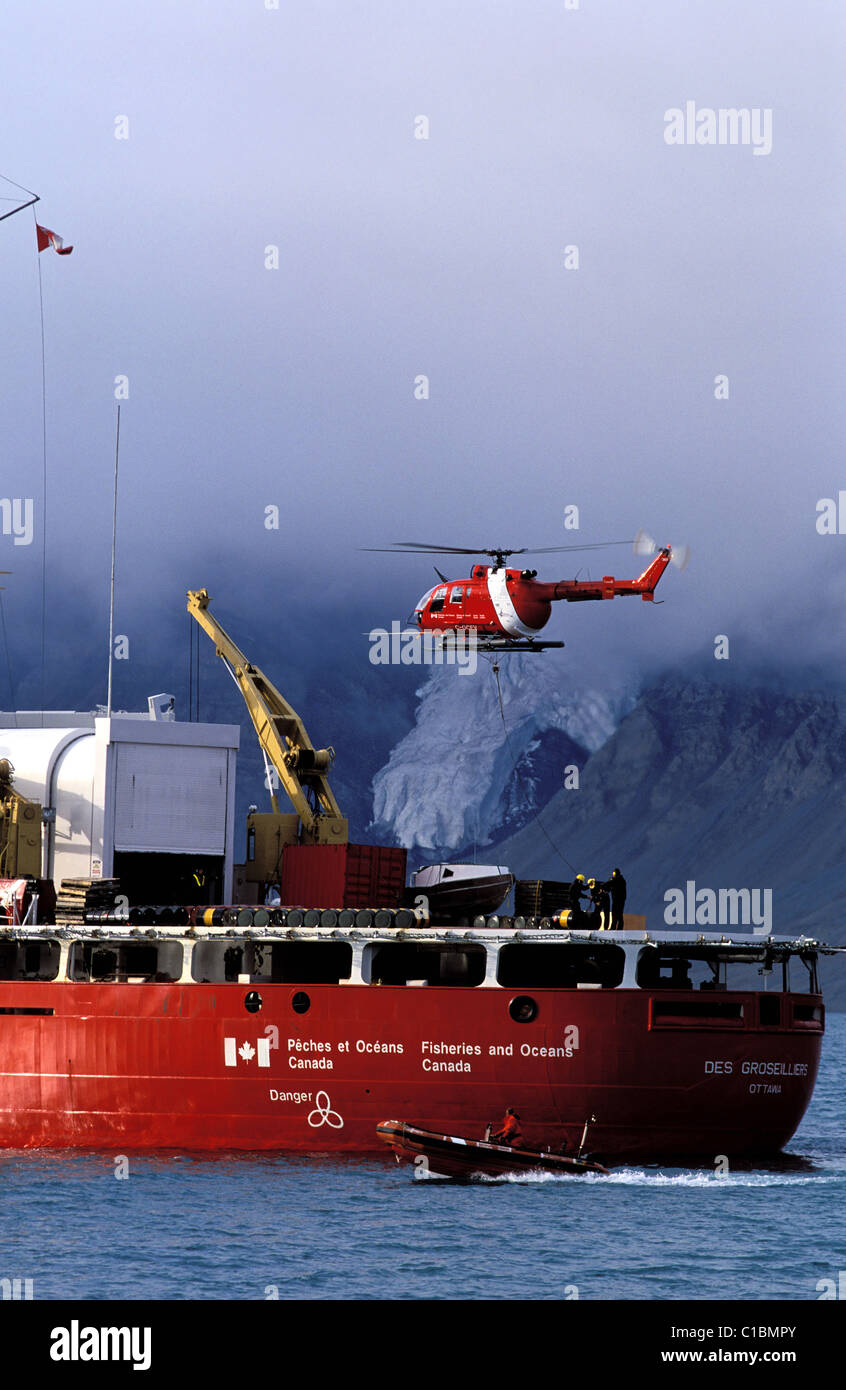 Au Canada, le Nunavut, la prestation de transport par hélicoptère au camp de base de la National parc Quttinirpaaq sur l'île d'Ellesmere Banque D'Images
