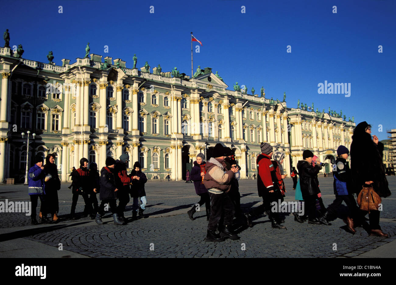 La Russie, Saint Petersbourg, les enfants en face de l'Ermitage museum Banque D'Images