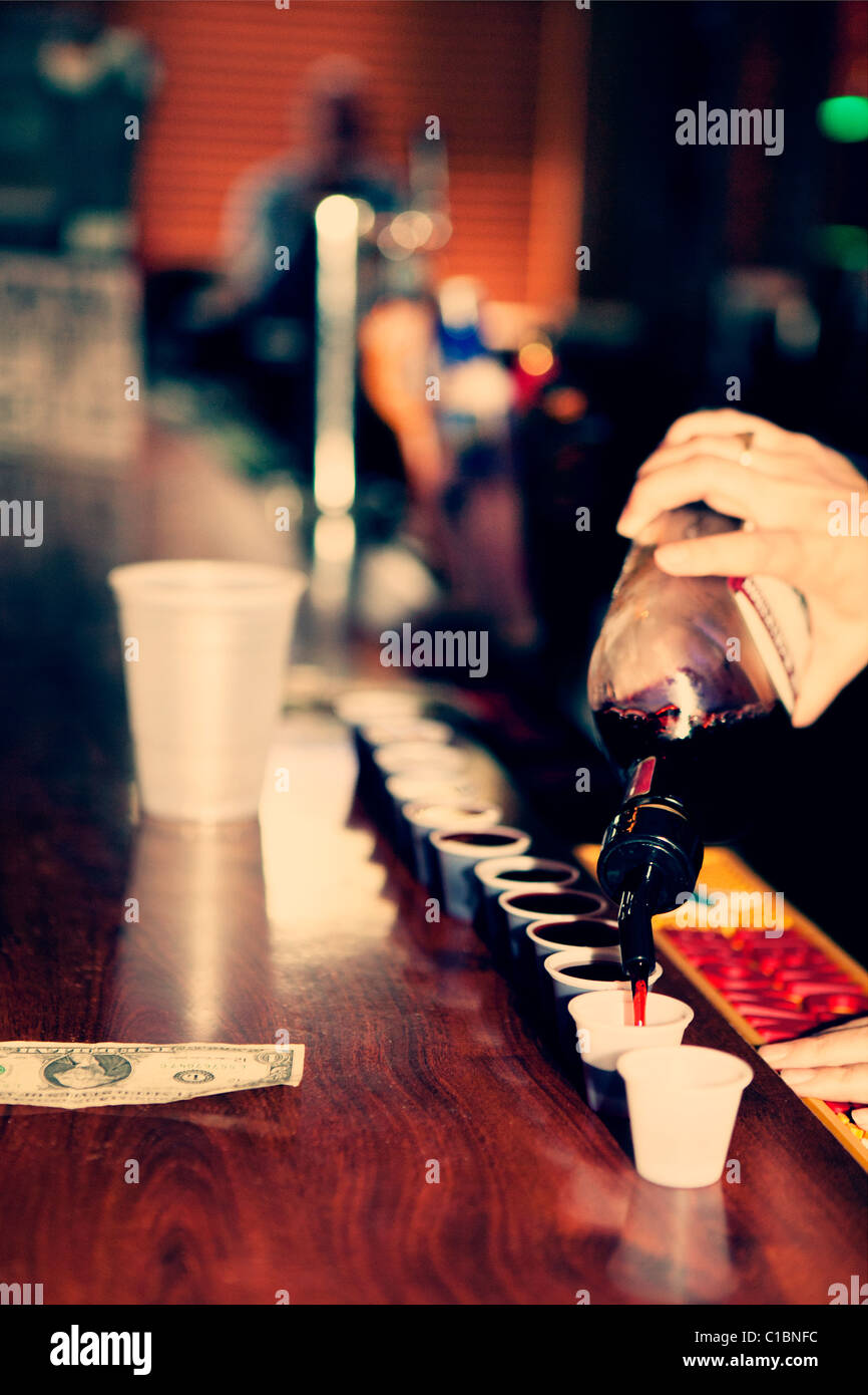 Boissons ALCOOL BRANDY WHISKY PHOTOS POINTE DE RANG DE L'ARGENT DOLLAR USA COMPTOIR BAR AMERICAN UN SEUL VERRE D'ALCOOL Banque D'Images