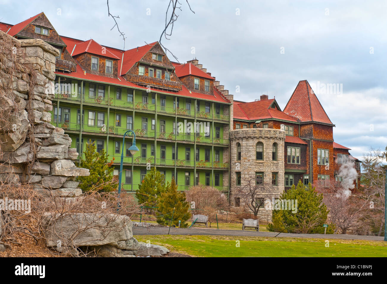 13 mars 2011 - New Paltz, NY : Maison de montagne Mohonk section avant de balcons en bois vert, toit rouge des murs en pierre, monument national Banque D'Images