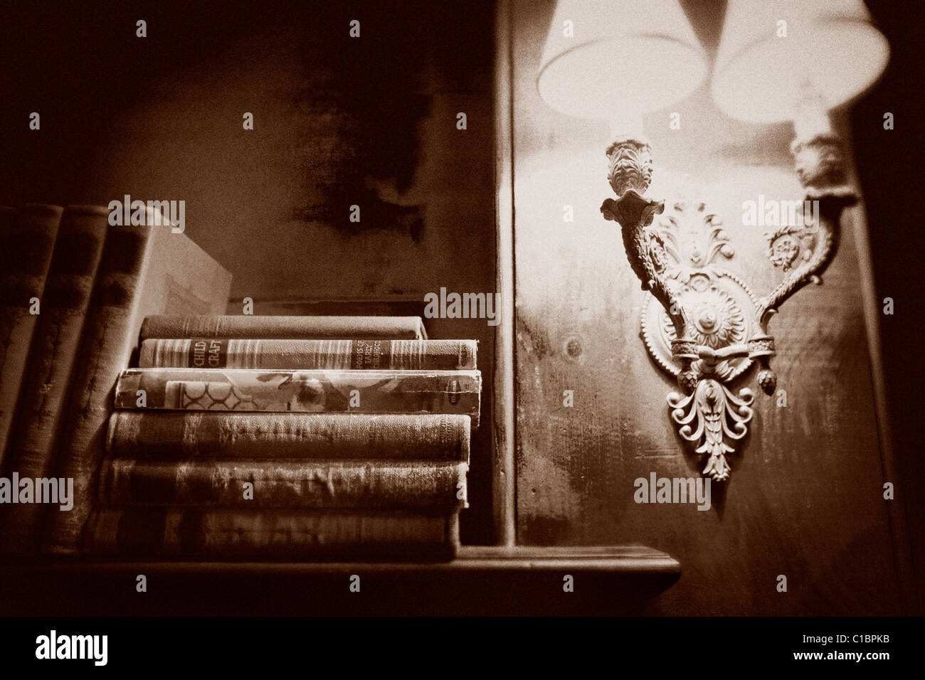 Vieux LIVRE LIVRES Étagères étagère en bois VINTAGE LAMPE Banque D'Images