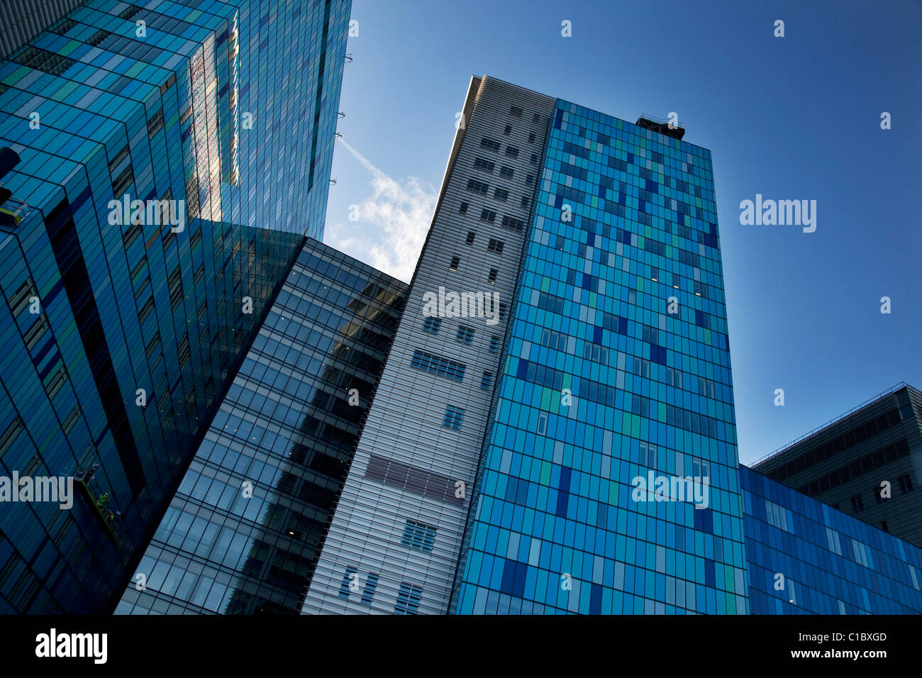 Le Royal London et Barts Hospital. Nouvelle façade en verre bleu de ce dernier cache le plus grand hôpital d'Europe Banque D'Images