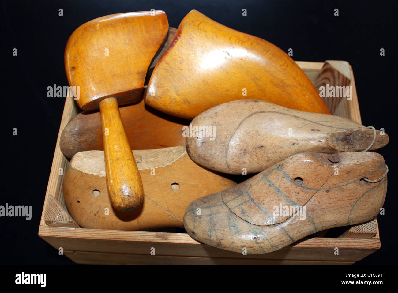 Collection de chaussures dans un cercueil Banque D'Images