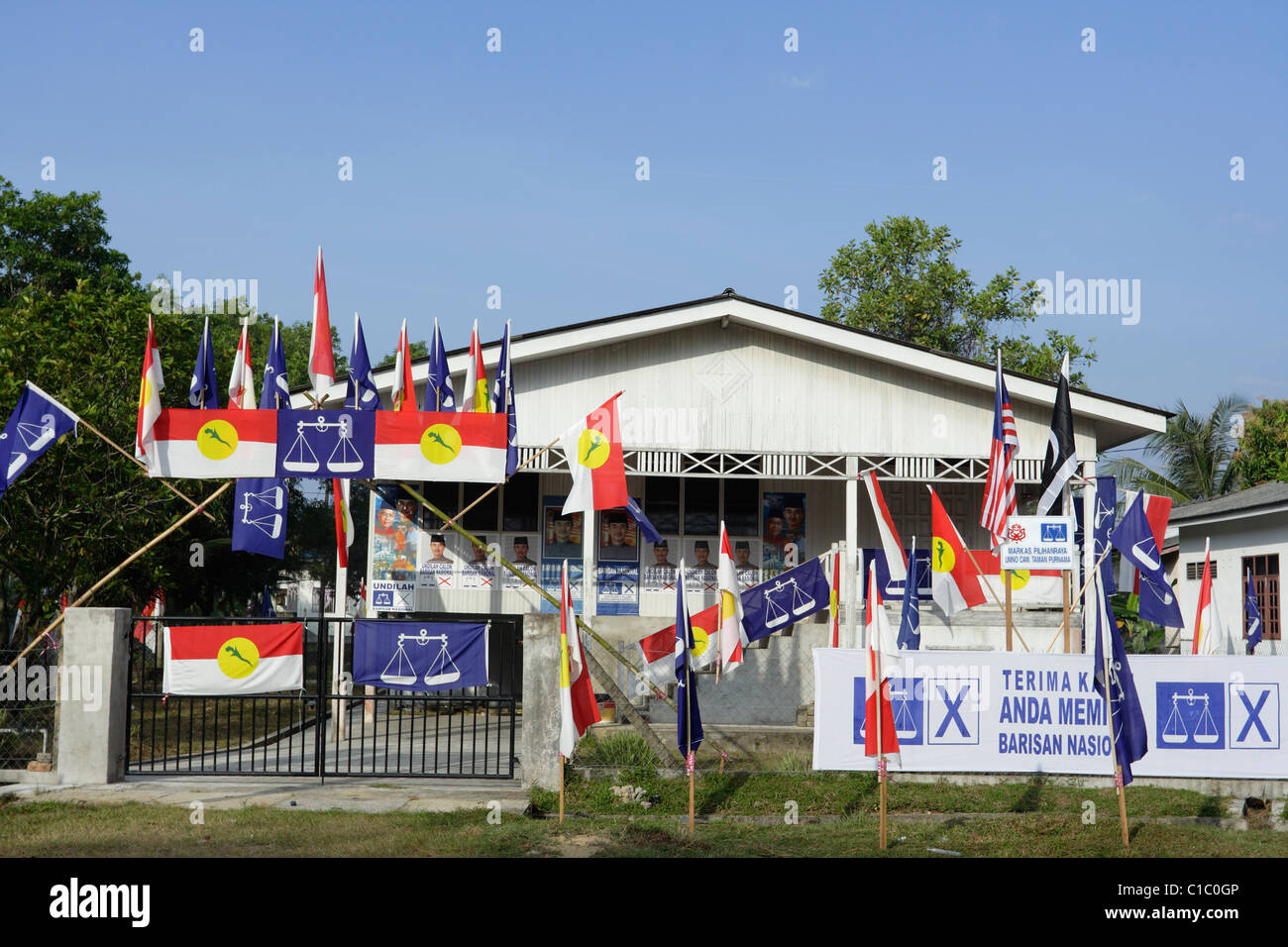 Drapeaux de parti politique (Barisan National, l'UMNO) lors des élections générales en Malaisie. Banque D'Images