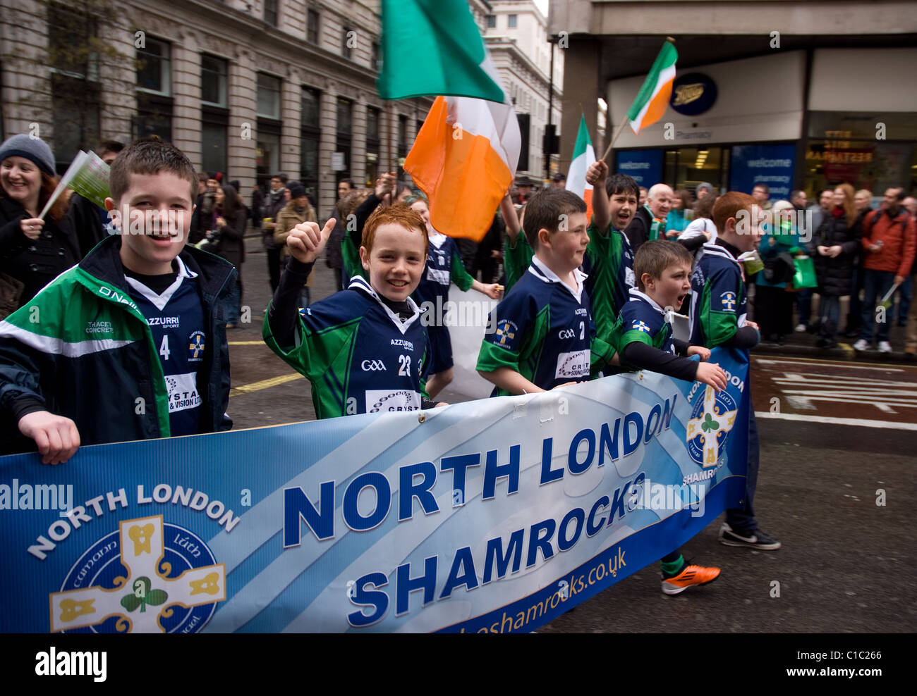 Les jeunes membres de l'équipe de football gaélique de trèfles, Londres, prendre part à la parade de la St Patrick, Londres Banque D'Images