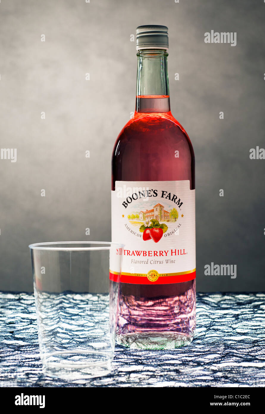 Boones Farm Strawberry Hill bouteille de vin et une tasse en plastique Banque D'Images