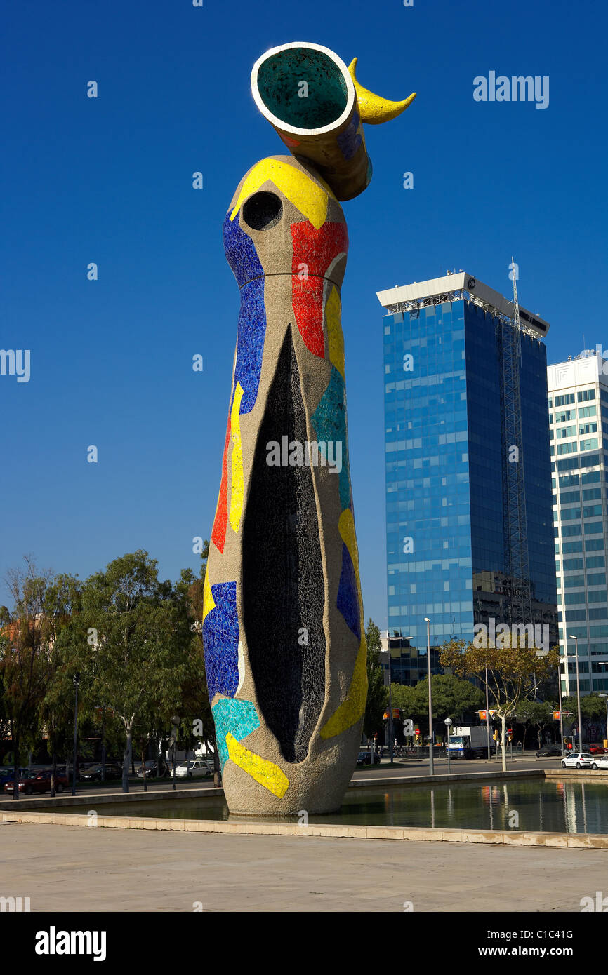 'La femme et l'oiseau" . Sculpture de Joan Miro. Barcelone. L'Espagne. Banque D'Images