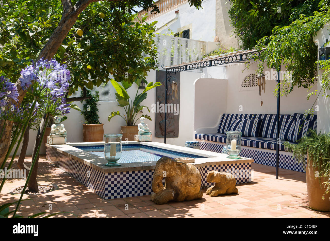 Piscine avec coin salon à l'ombre de l'arbre fruitier Banque D'Images