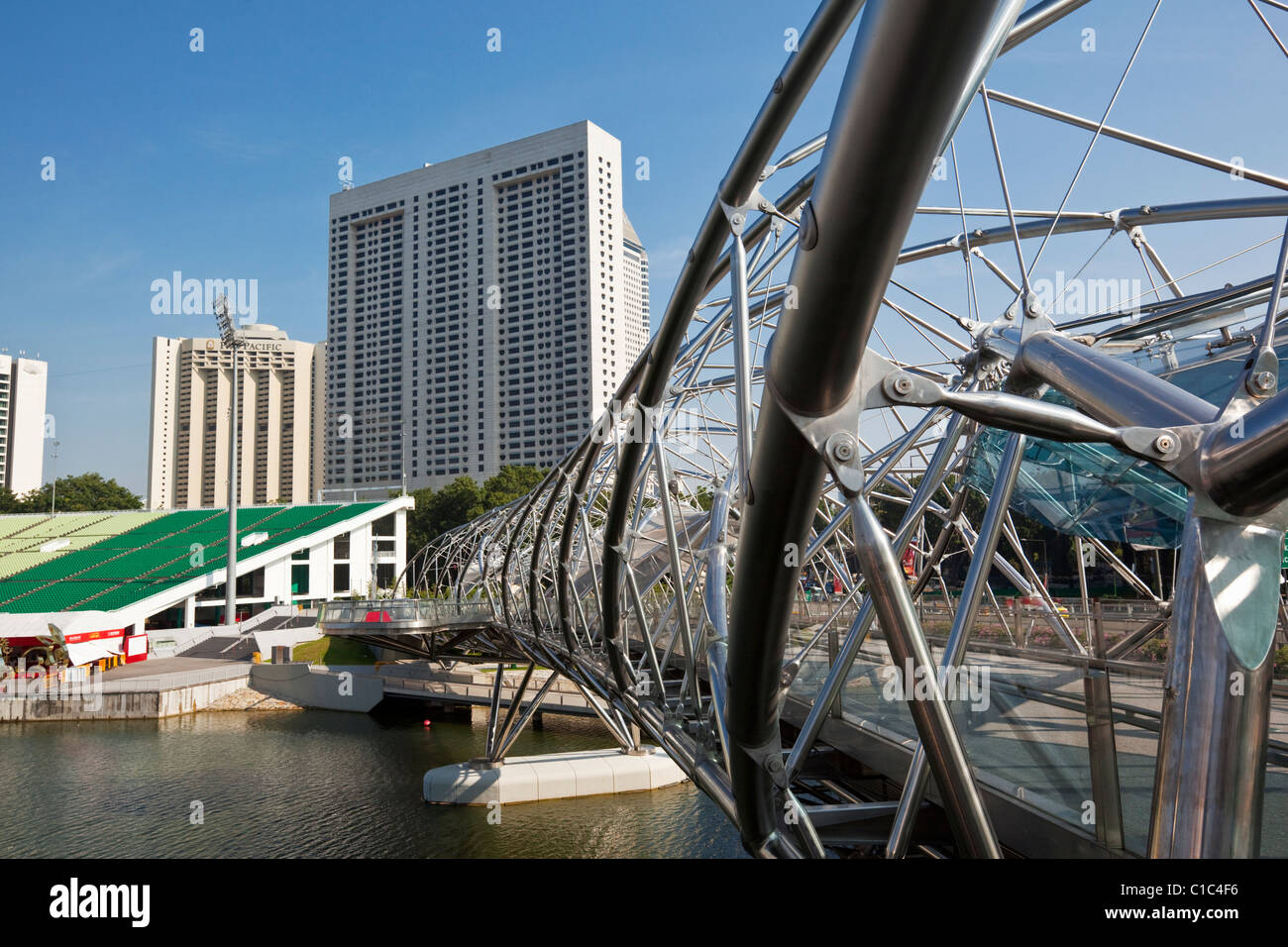 Vue sur le pont de l'hélice. Le pont relie le centre de plaisance de la Marina Bay Sands Hotel. Marina Bay, Singapour Banque D'Images