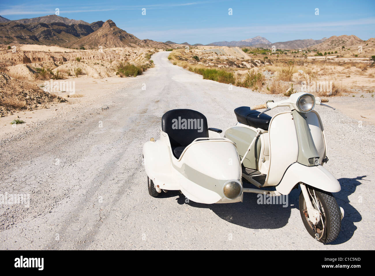 Moto et side-car sur la route Banque D'Images