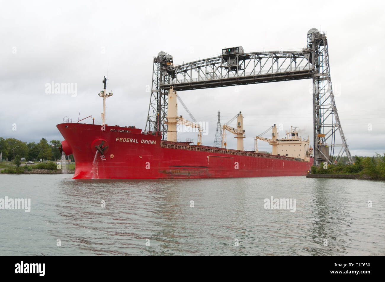 Navire vraquier "Fédéral Oshima' navigue sous un pont élévateur double sur le Canal Welland, une partie de la Voie maritime du Saint-Laurent. Banque D'Images