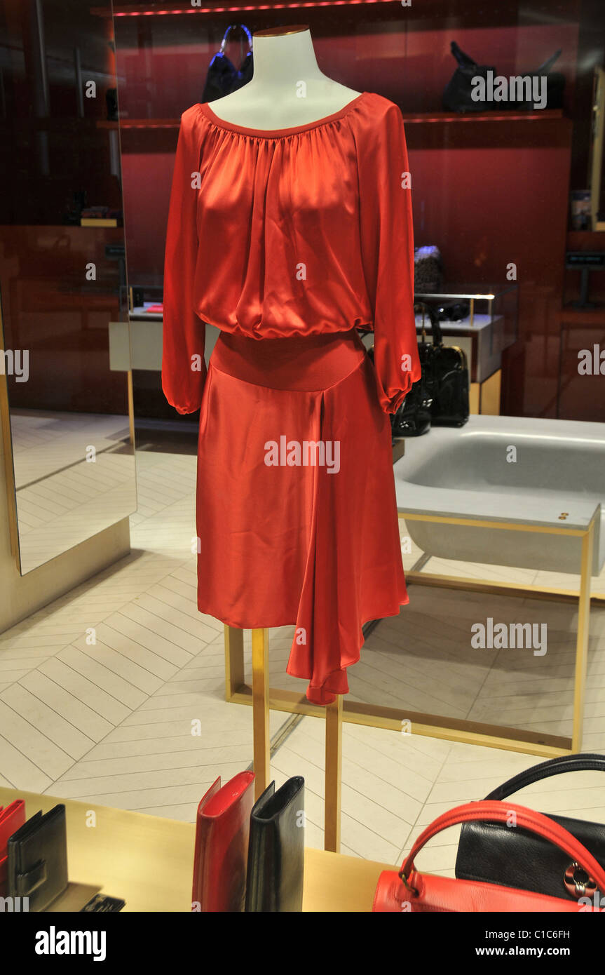 Boutique de luxe, robe, Yves Saint Laurent, terminal 2, aéroport de Roissy  , France Photo Stock - Alamy