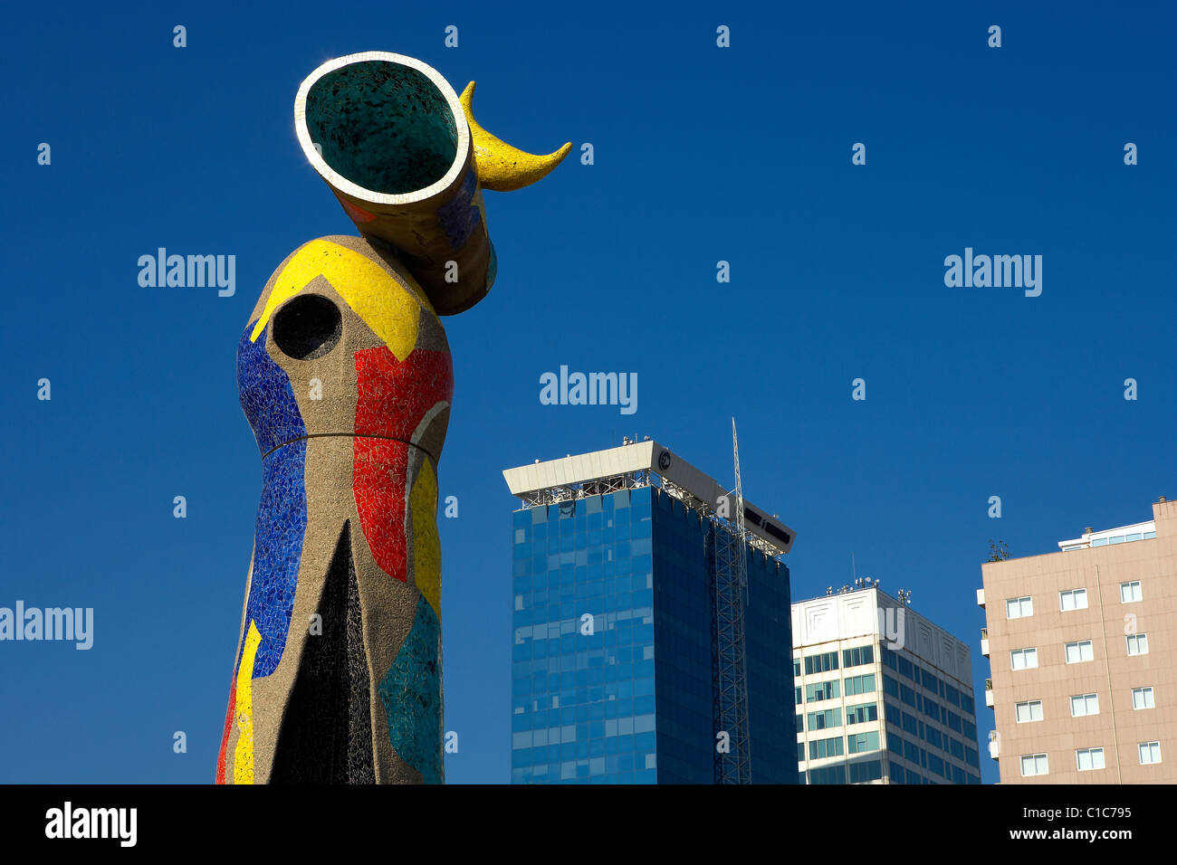 'La femme et l'oiseau" . Sculpture de Joan Miro. Barcelone. L'Espagne. Banque D'Images