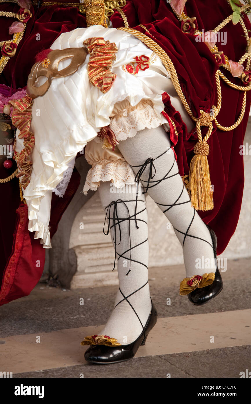 Jambe et d'un modèle de chaussures en costume, le carnaval de Venise, Venise Italie Banque D'Images