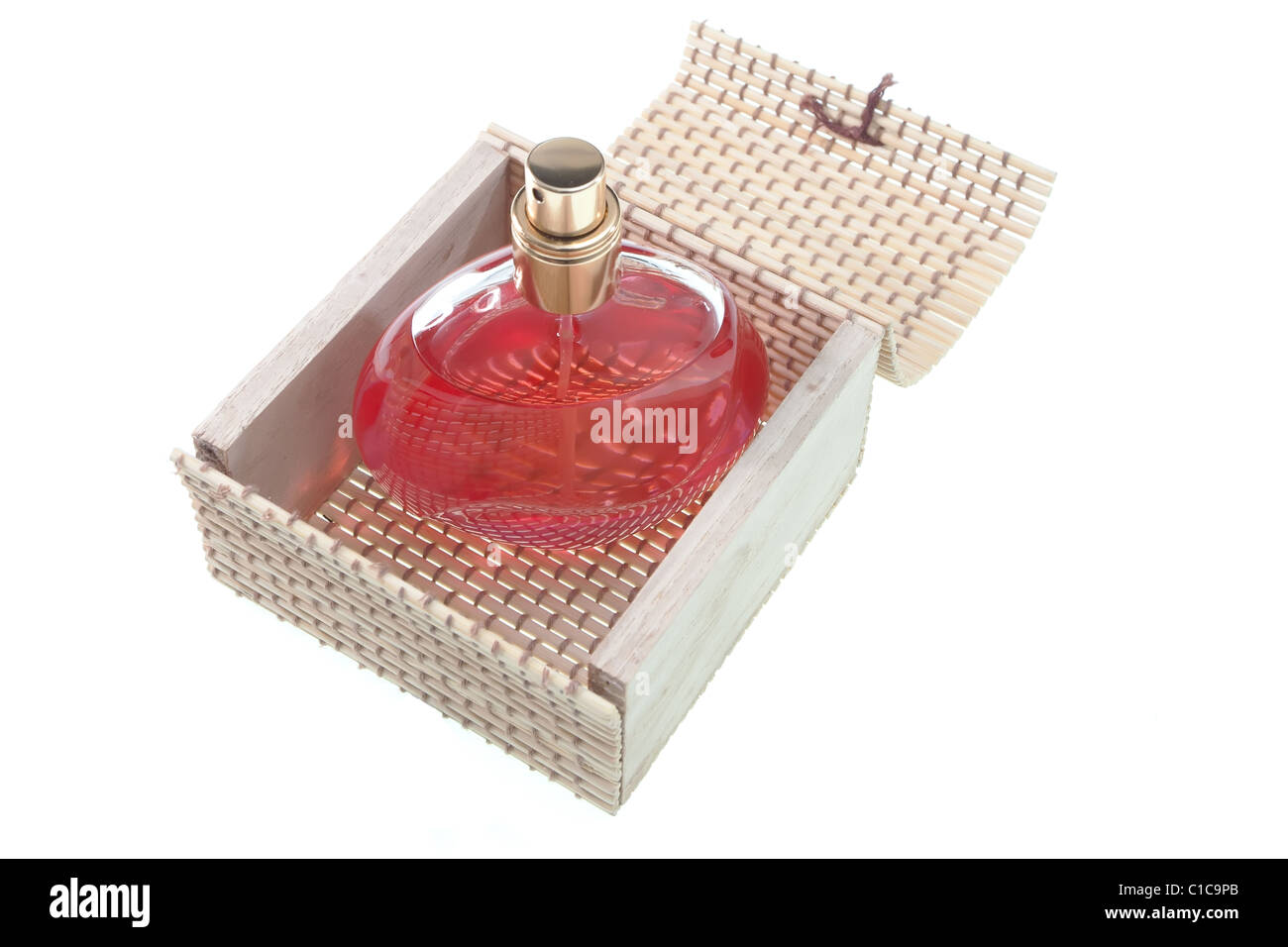 Une bouteille de parfum dans boîte de bambou Banque D'Images