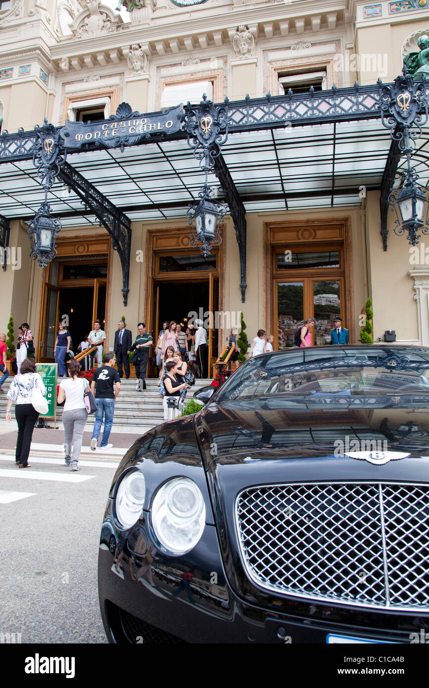 Entrée principale de la Place du Casino de Monte-Carlo, le remplir avec un coûteux Bentley Motor voiture garée à l'extérieur. Banque D'Images