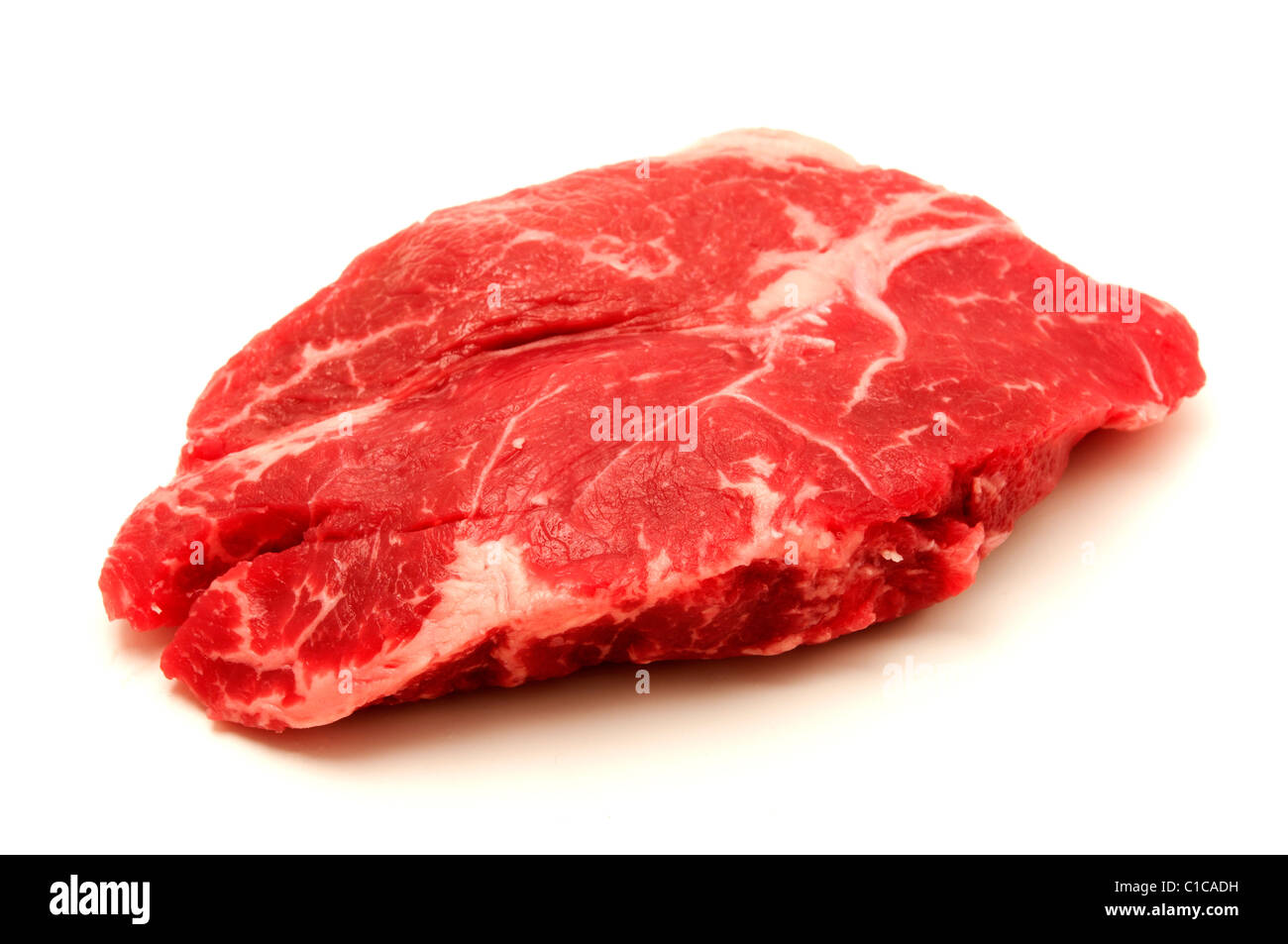 Steak de surlonge de matières premières sur un fond blanc Banque D'Images