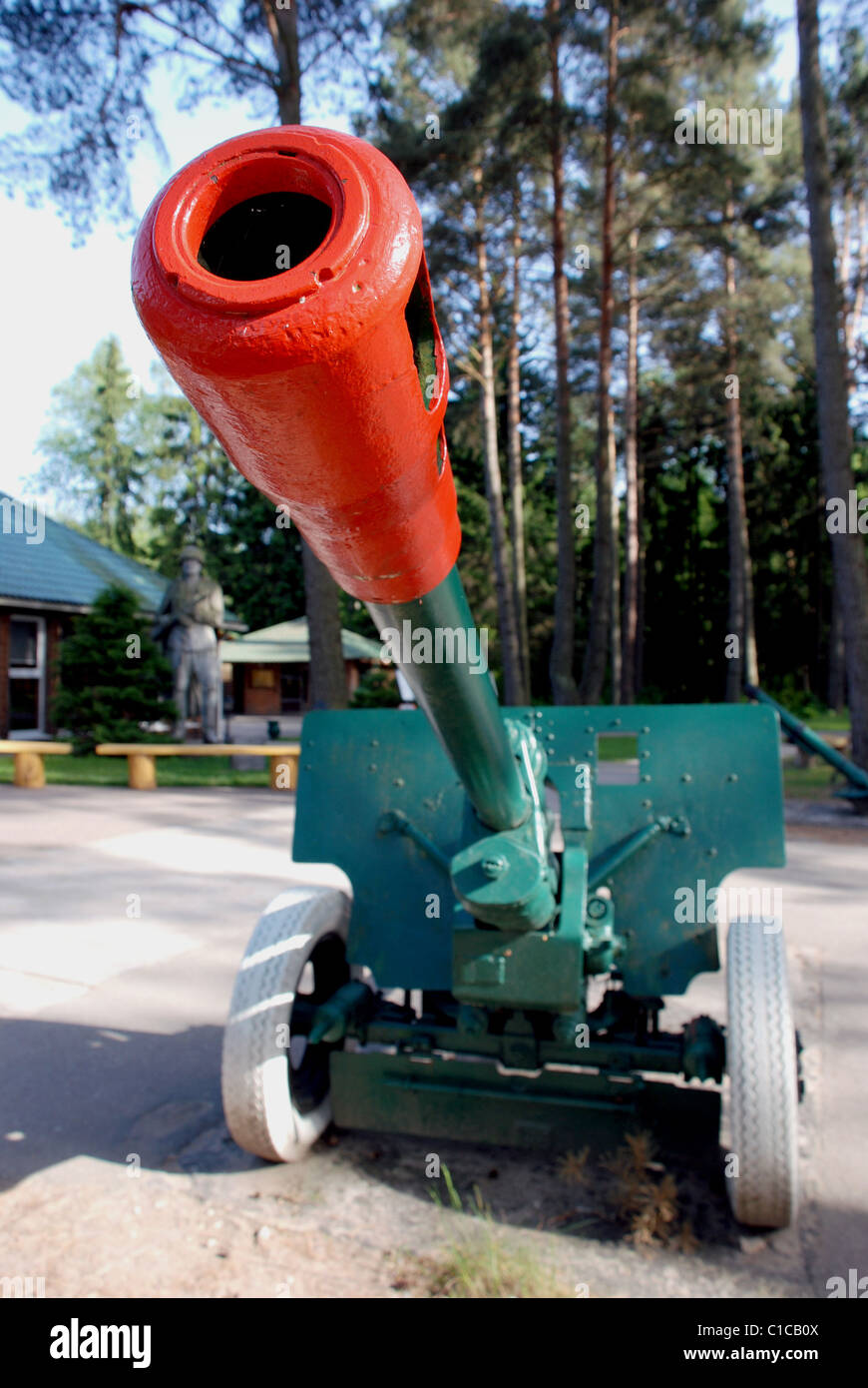 Canon à partir de l'armement de l'armée soviétique Retro dans le parc en Lituanie - Grutas Park Banque D'Images