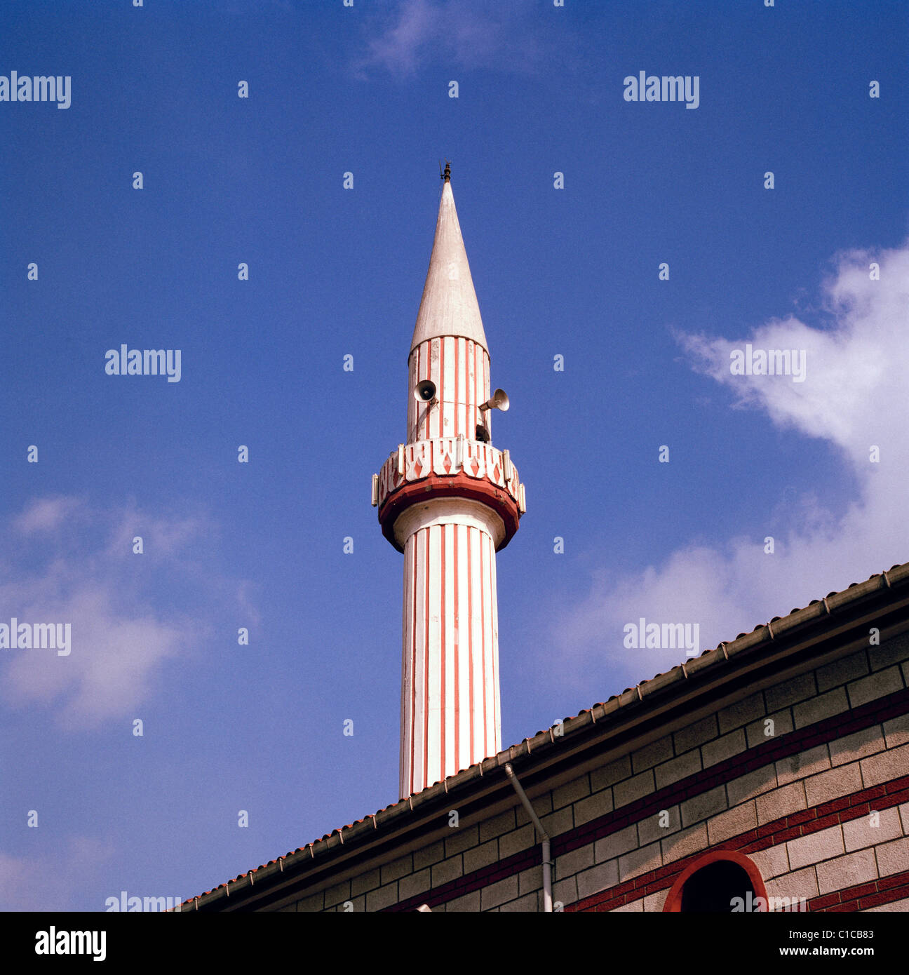 Un minaret à Balat à Istanbul en Turquie en Moyen-Orient Asie. Architecture Bâtiment musulmane islamique Islam Voyage Ciel Bleu Banque D'Images