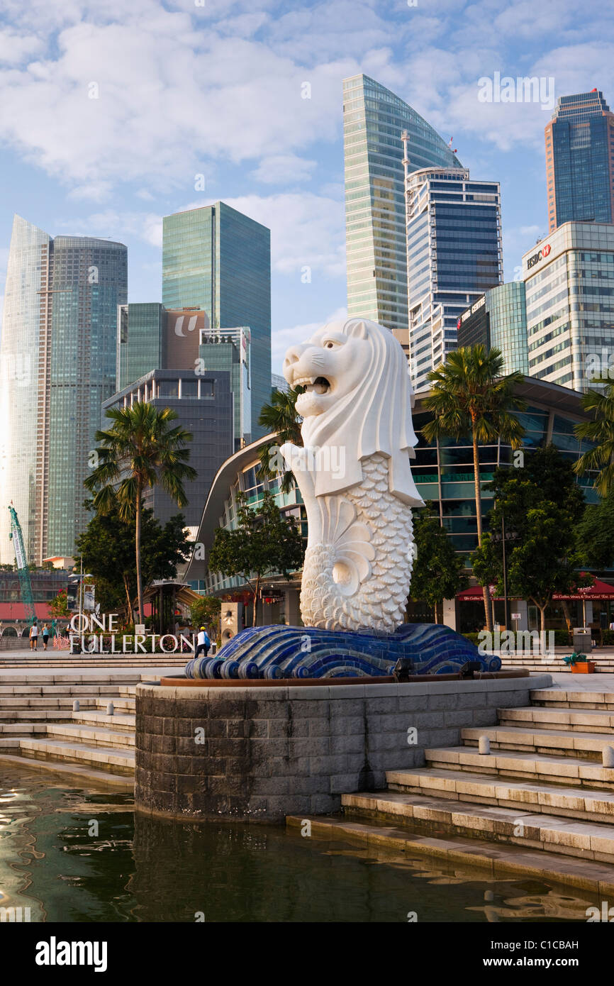 La statue du Merlion avec la ville en arrière-plan, Marina Bay, Singapour Banque D'Images