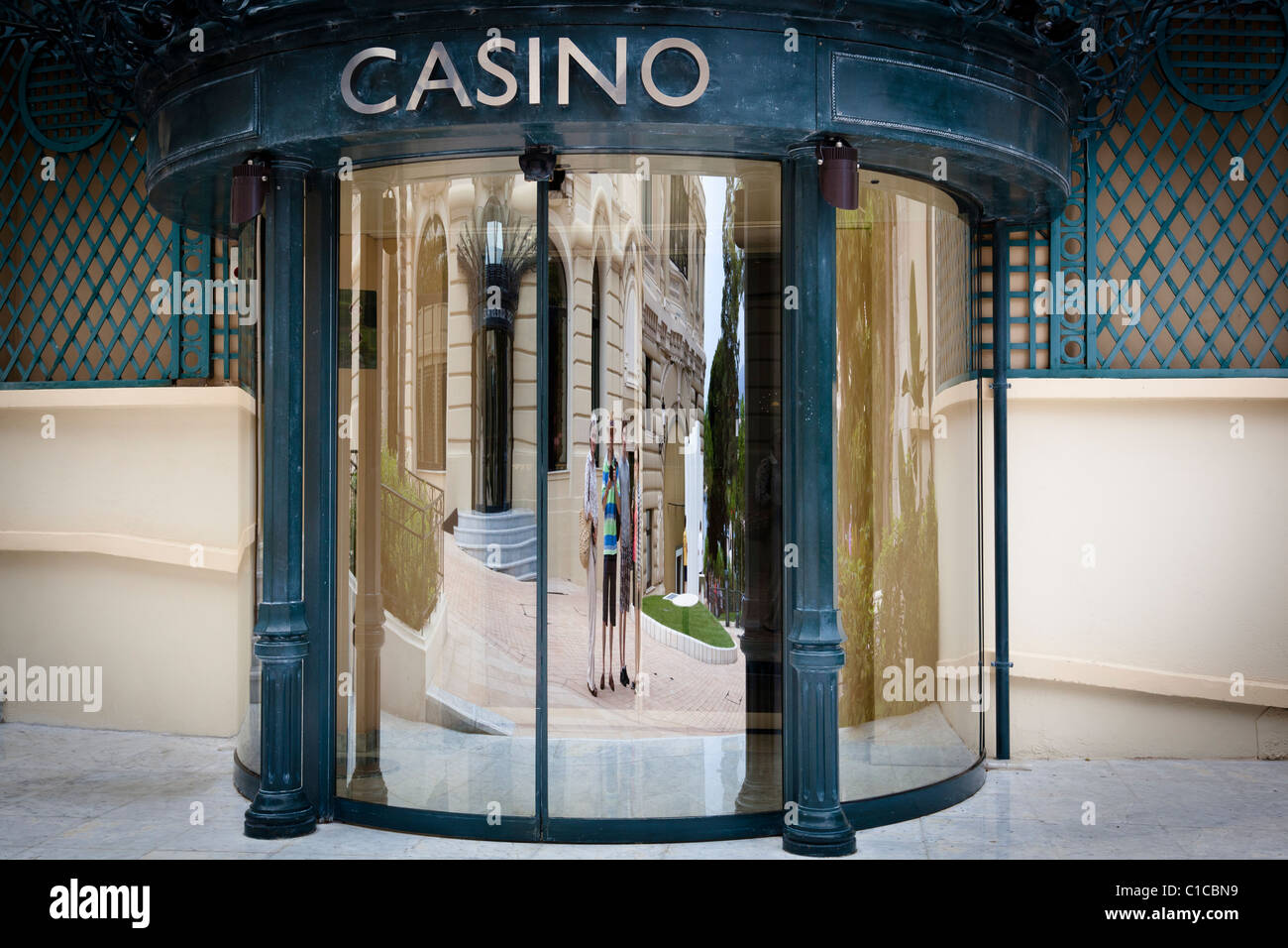 Les touristes de prendre une photo de leur reflet dans la fenêtre de verre courbé du casino de Monte-Carlo. Banque D'Images