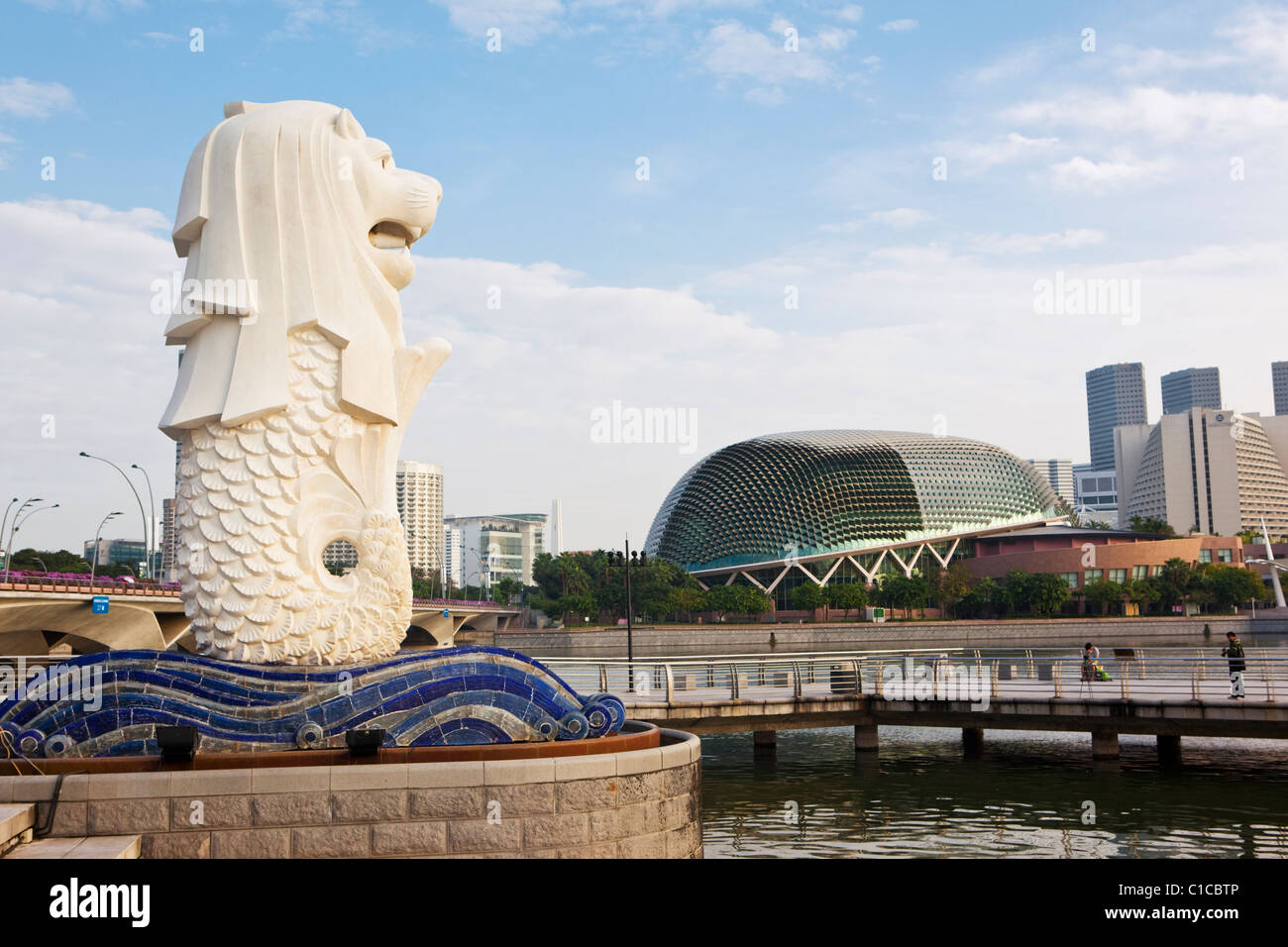 La statue du Merlion avec l'Esplanade - Theatres on the Bay bâtiment en arrière-plan, Marina Bay, Singapour Banque D'Images