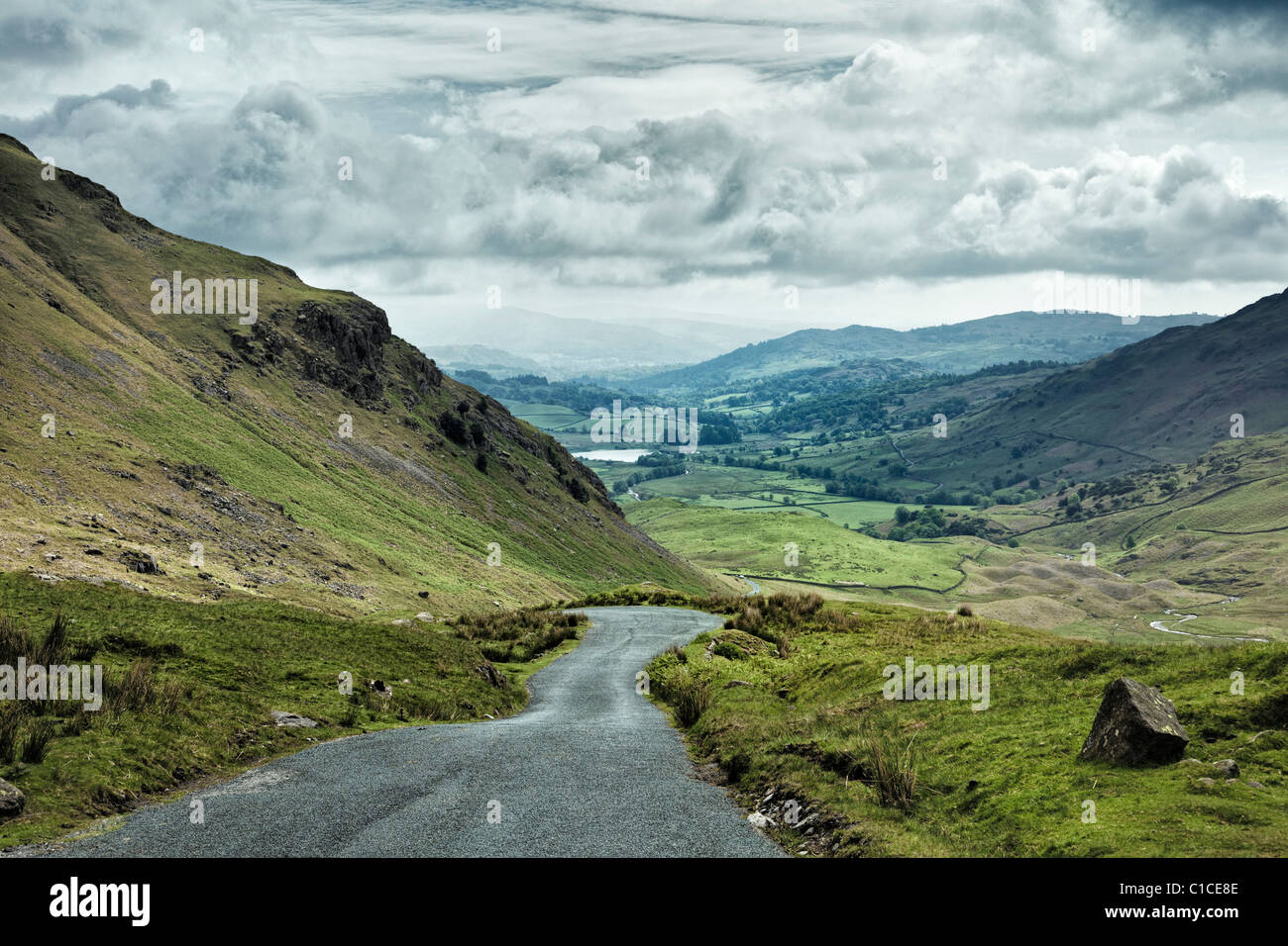 Wrynose Pass dans Lake District UK avec route de montagne regardant vers Little Langdale Tarn Banque D'Images