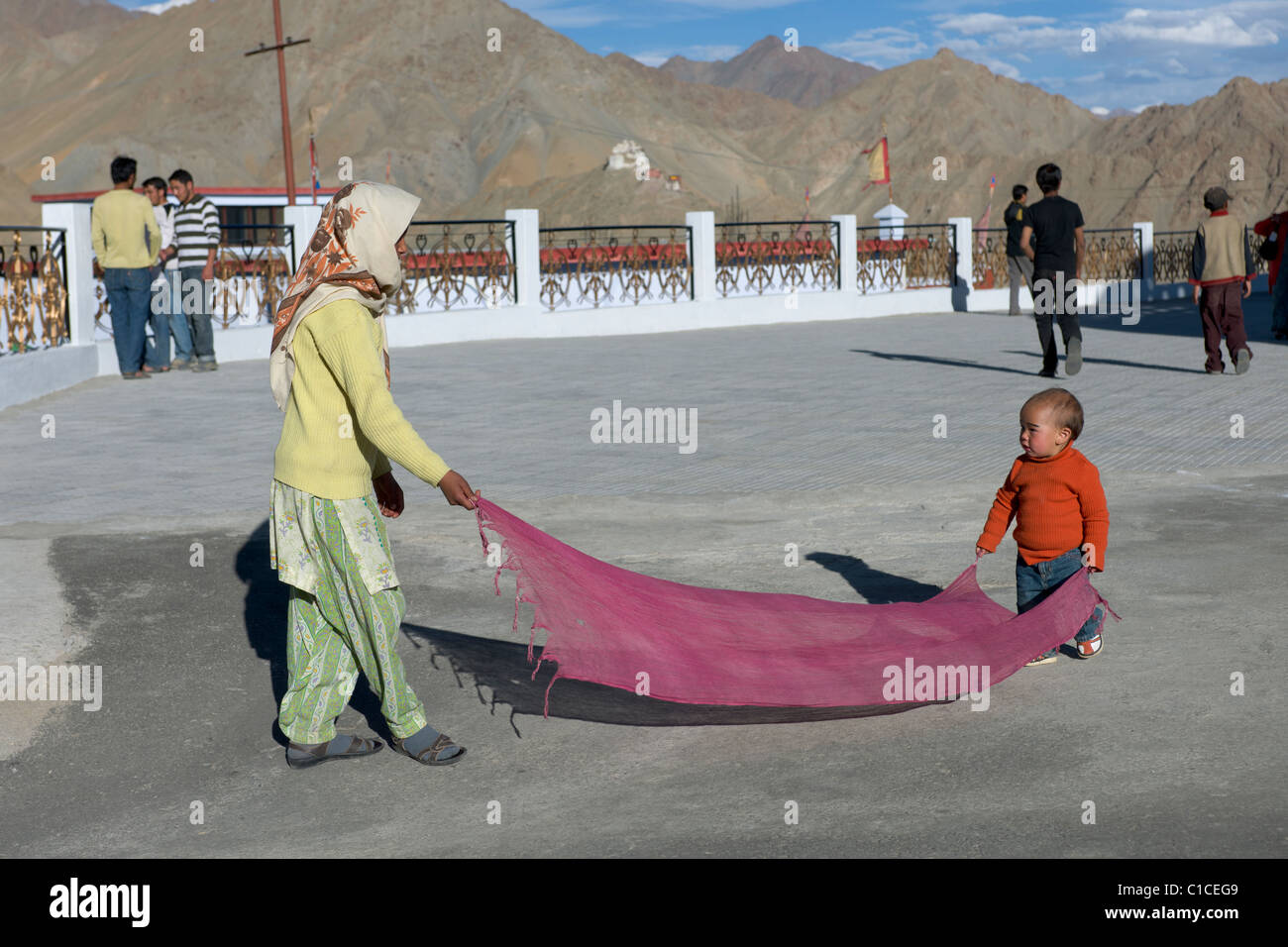 Femme Ladakhis et son enfant jouant avec un châle rose, Shanti Stupa, Leh, Ladakh (Jammu-et-Cachemire), Inde Banque D'Images