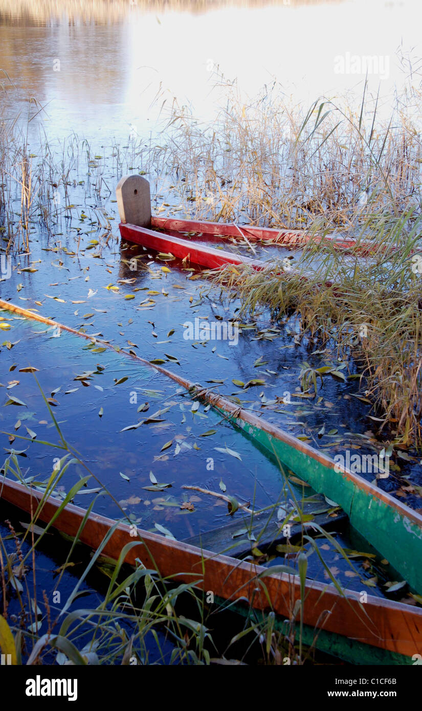 Parfois, les bateaux de pêche se transforment en glace du lac à la fin de l'automne. Banque D'Images