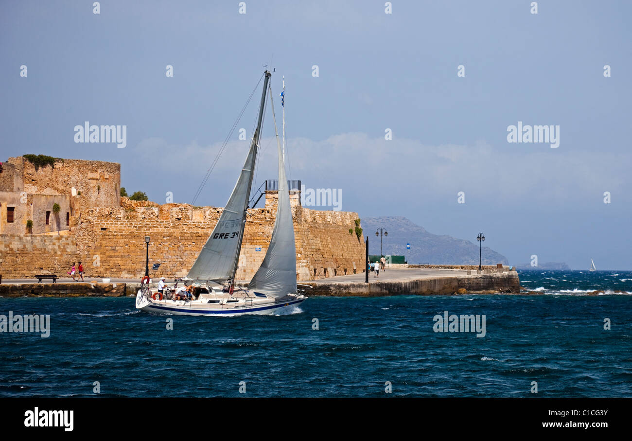 Yacht à quitter l'Europe Le Port de Chania Banque D'Images